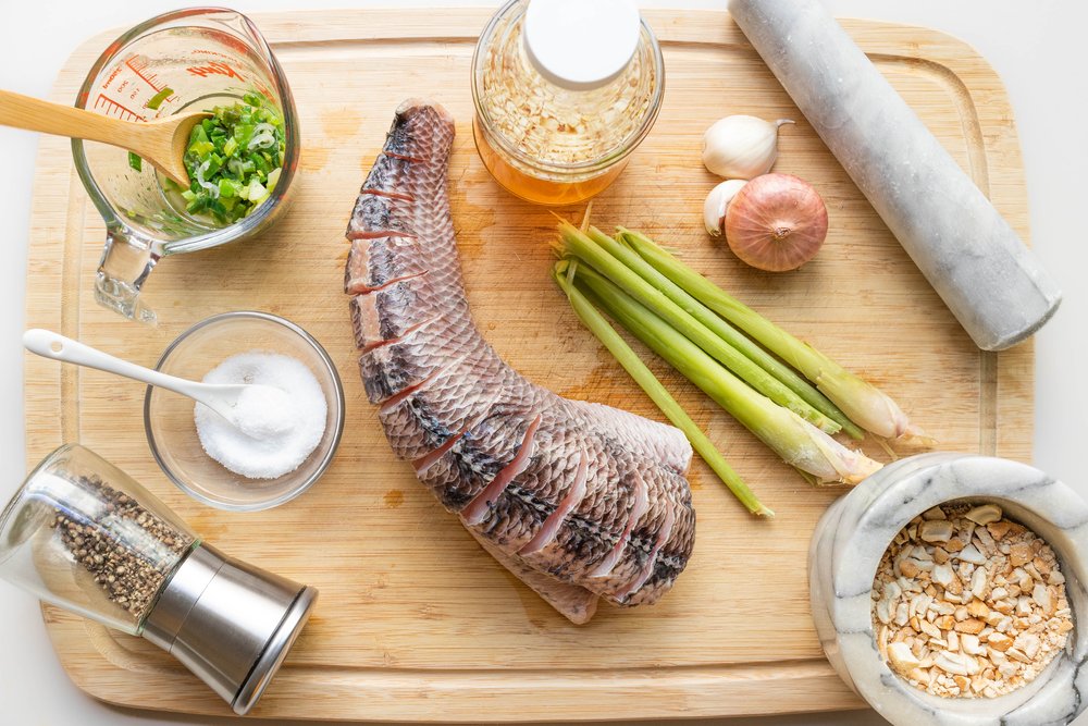 What you will need: Ground black pepper, salt, scallion oil, sweet chili sauce, garlic, shallot, lemongrass, peanuts, and snakehead fish (Cá Lóc)