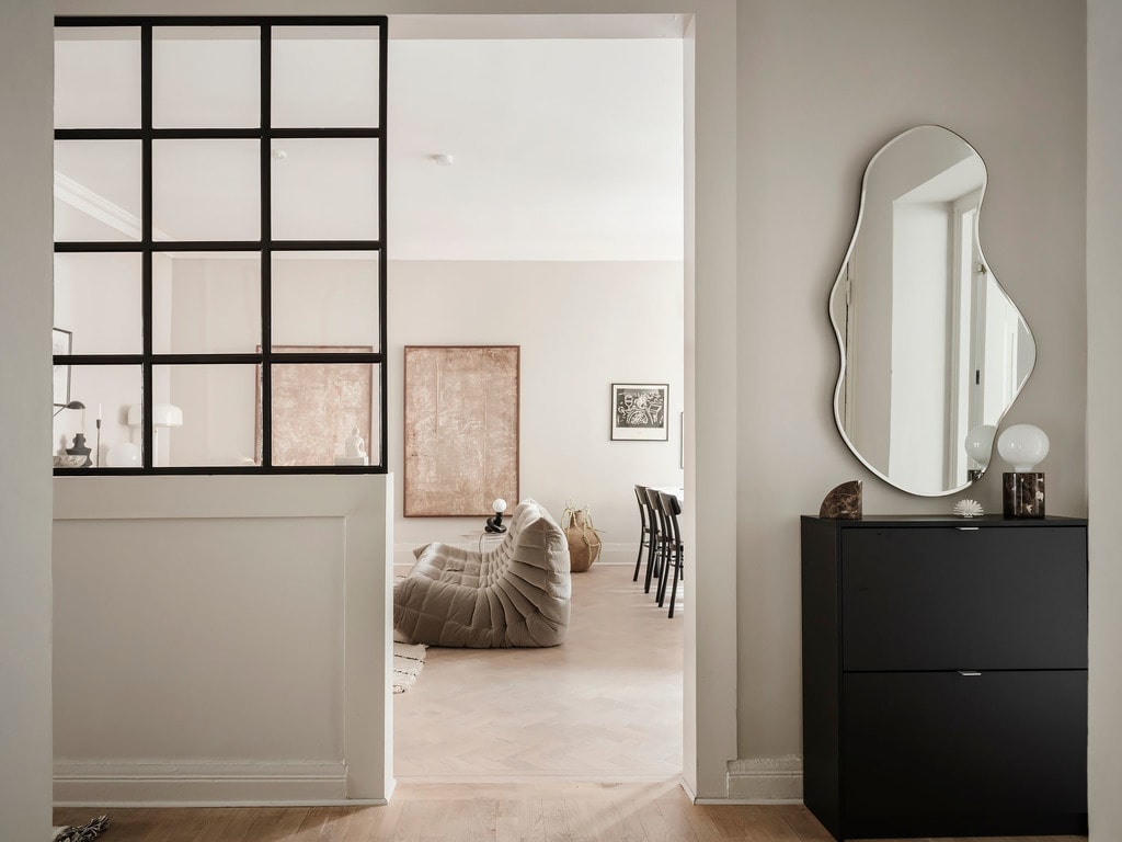 A glass room divider separates the hallway from the living room - COCO LAPINE DESIGNCOCO LAPINE DESIGN
